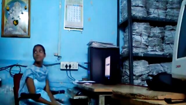 a brasa espanhola, Naomi Russell, parece ultra-excêntrica. novinhas videos hd
