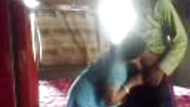 pornografia de Miúdas nuas videos adultos hd a relaxar e a divertir-se numa praia nudista